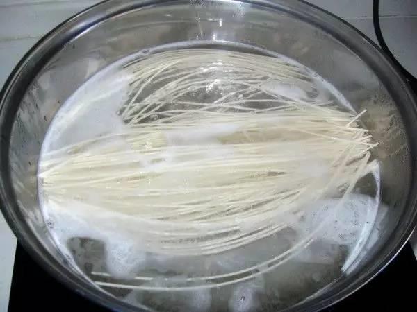 煮面条用热水还是冷水？答案意想不到
