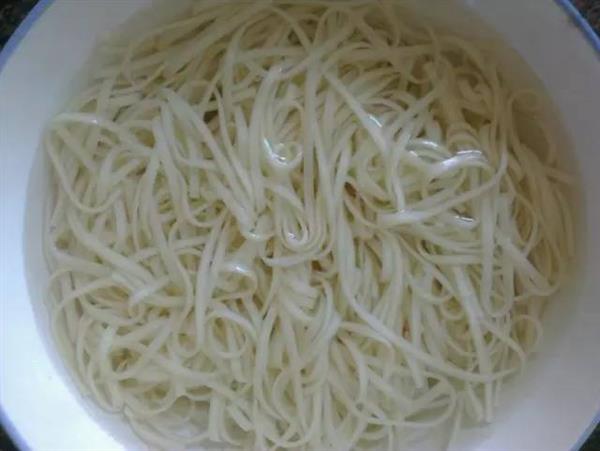 煮面条用热水还是冷水？答案意想不到